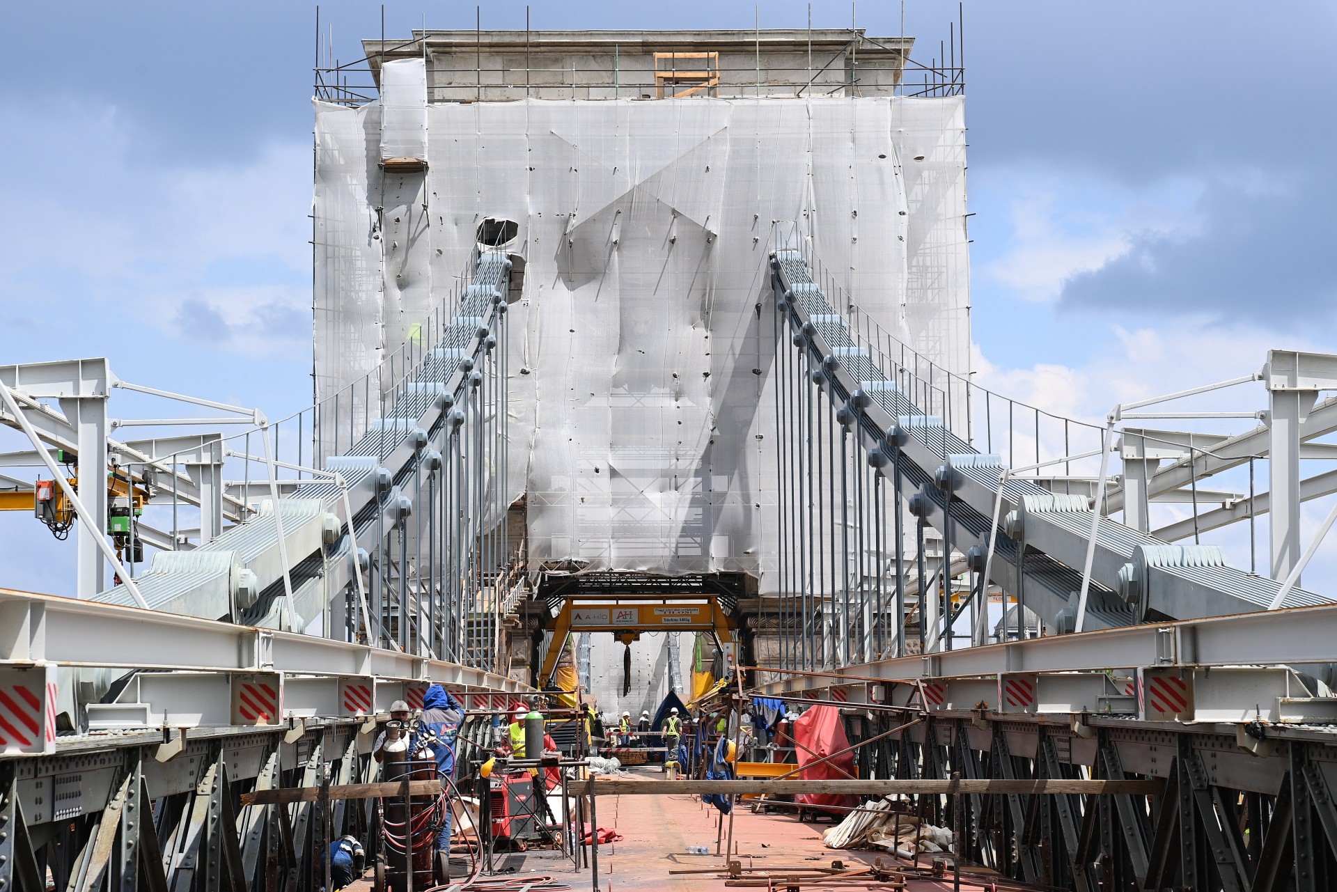 Due to the renovation of the Chain Bridge a section of the Buda